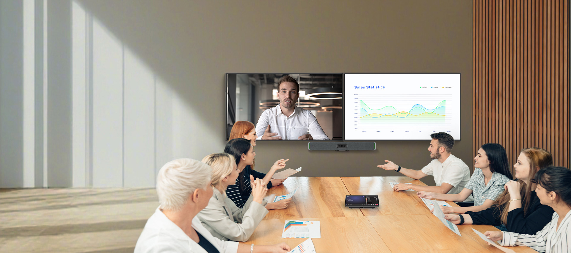 Vergaderruimte met MAXHUB XBar voor hybride samenwerking